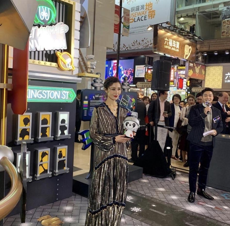 李嘉欣带儿子逛超市,李嘉欣和儿子同框穿搭