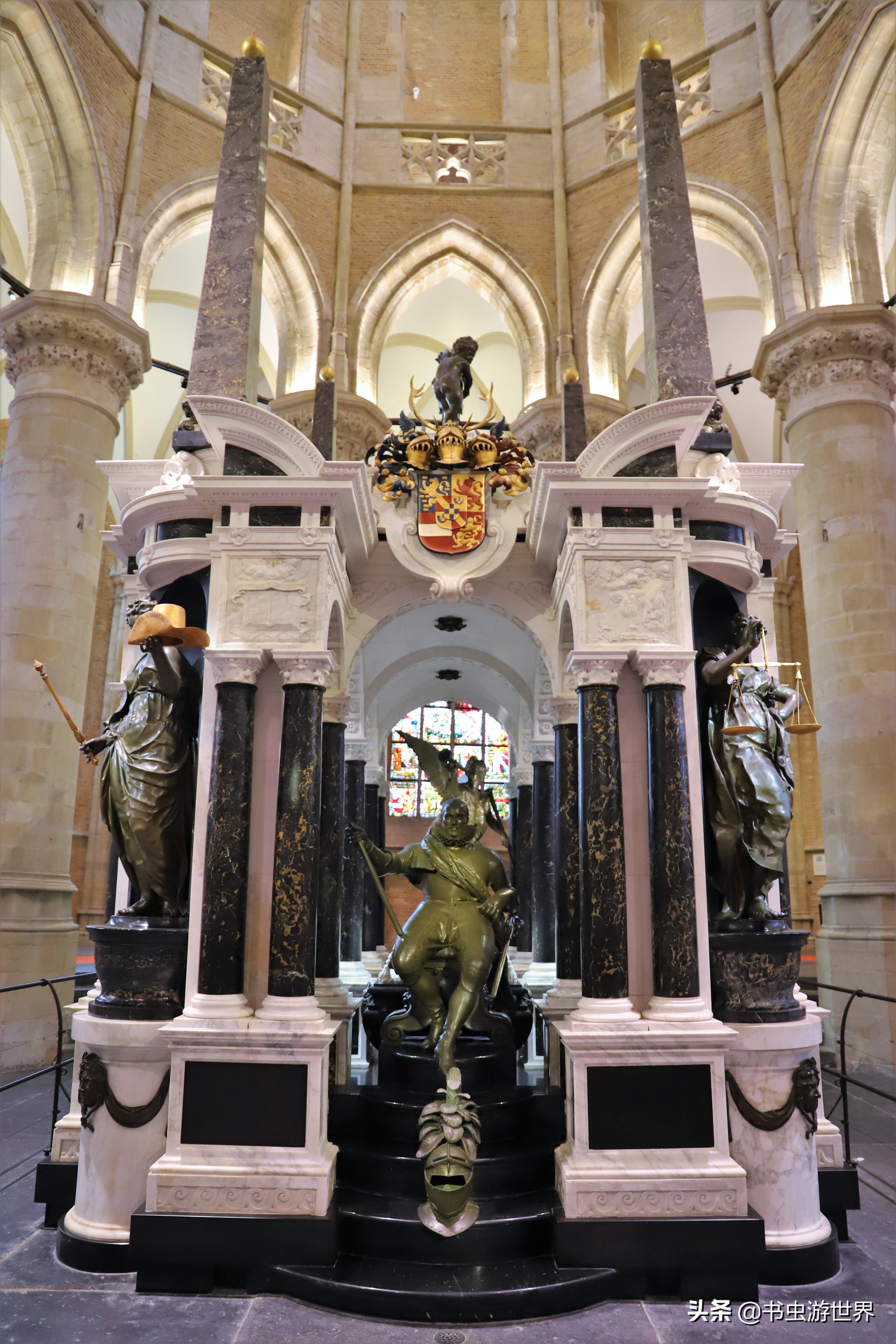 登上108米钟楼俯瞰13世纪古城，荷兰国父为何选择在这里安葬