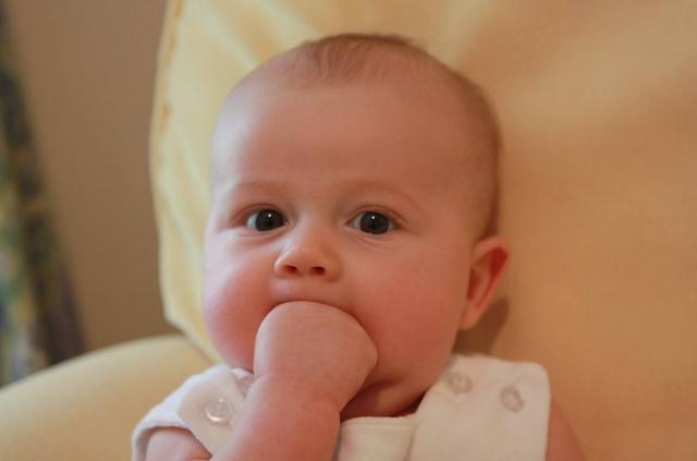 剁饺子馅吵到楼下邻居的视频,剁饺子馅吵到邻居