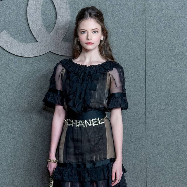 小仙女麦肯吉·弗依从小美到大,明眸皓齿,穿香奈儿礼服很贵气