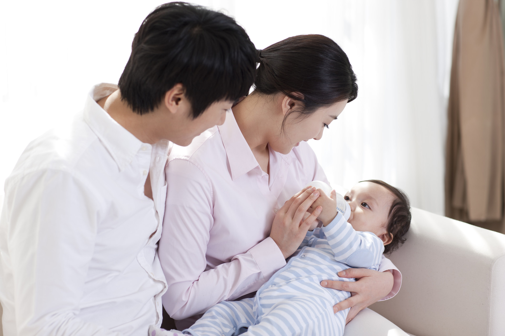 婴儿吃饱了斜着抱,上下摇晃宝宝止哭