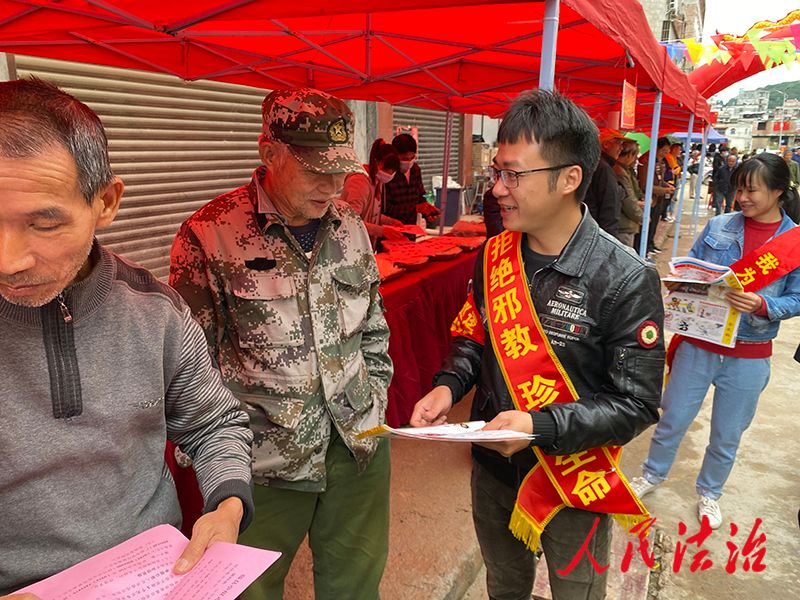 品尝美食不信邪倡导文明新风尚——广西藤县反*教邪**宣传融入“同心米粉美食节”