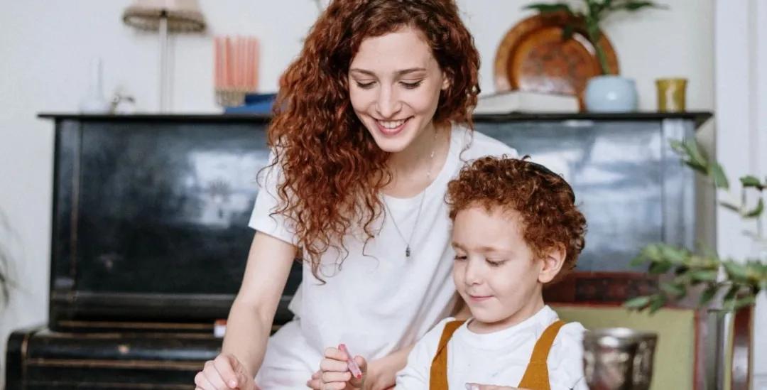 4岁小孩突然说话很费劲口吃厉害,2岁学说话宝宝突然口吃怎么纠正