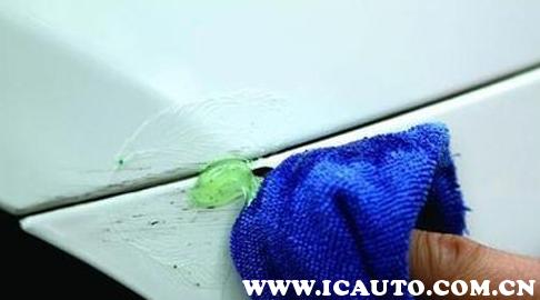 白色车被刮蹭漆怎么办,白色汽车剐蹭出现暗黑色划痕