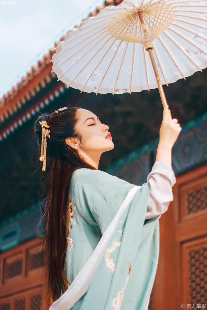 故宫拍宫廷写真照,故宫里拍照的女人