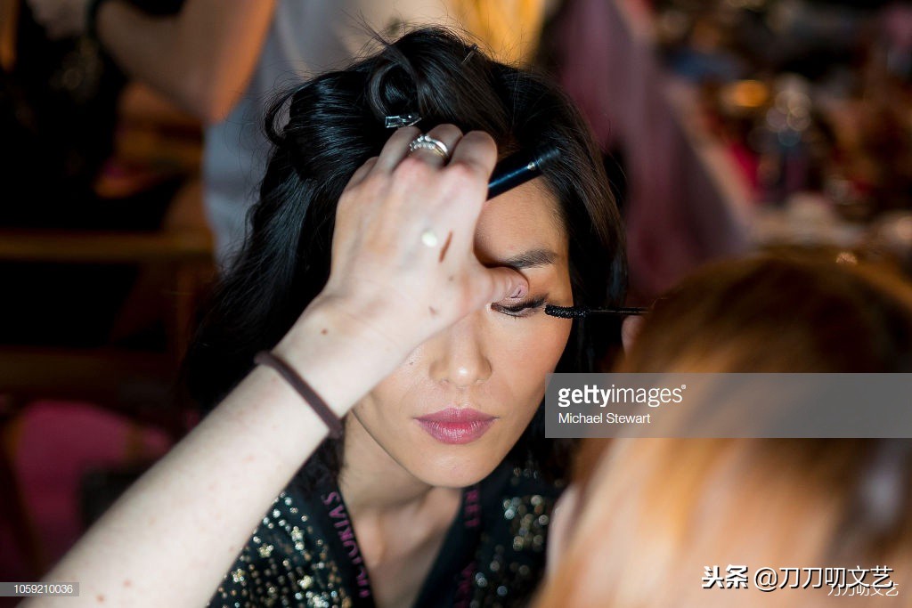 刘雯维密秀一套红蕾丝,走秀刘雯奚梦瑶维密