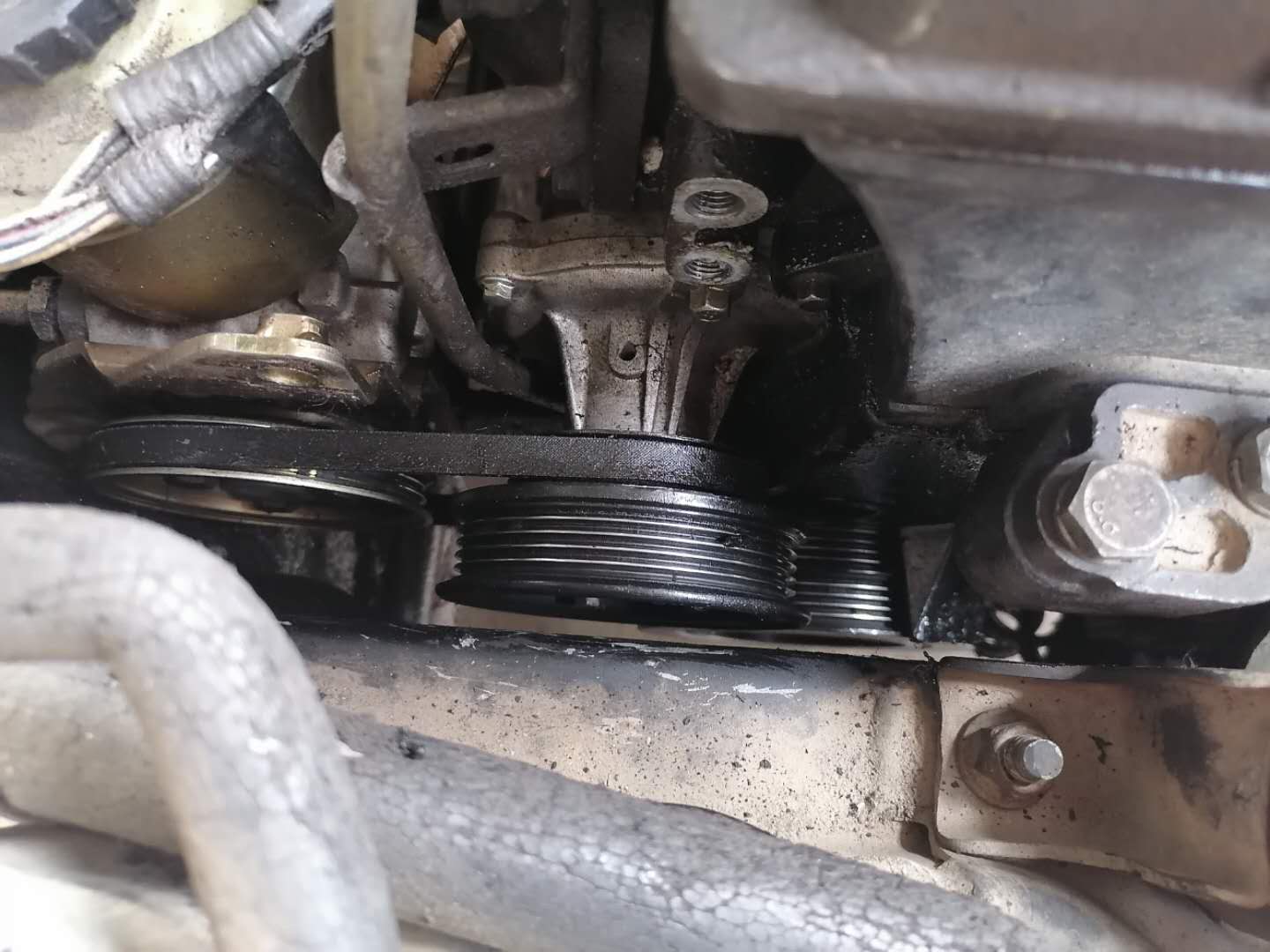 发动机漏油损伤皮带,发动机皮带断裂堵塞油底壳