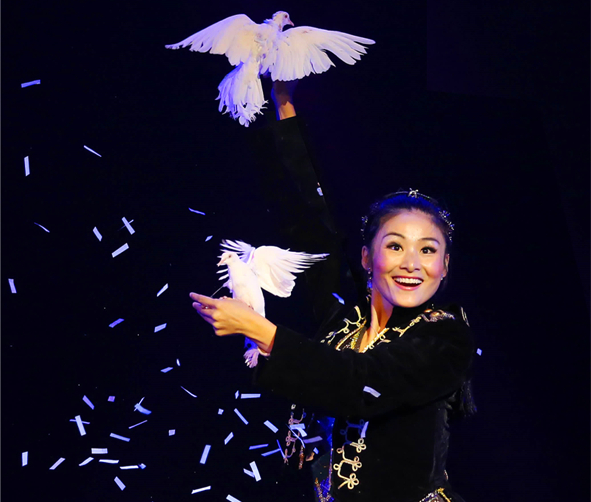 魔术报纸变鸽子揭秘,魔术中变鸽子是怎么变出来的