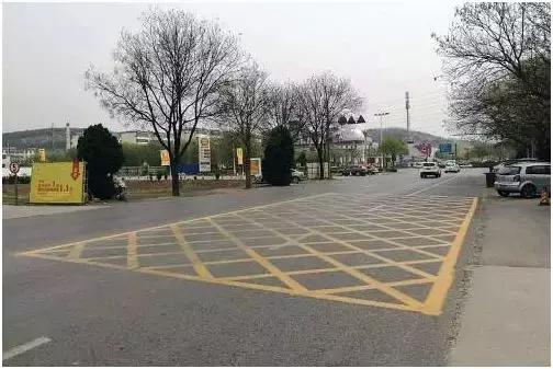 道路交通标准标线怎么走不违规,最容易扣分的交通标志图片