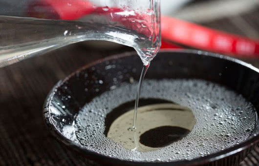 如何区分真假粮食酿造白酒 (怎样辨别纯粮酿造的酒的真假)