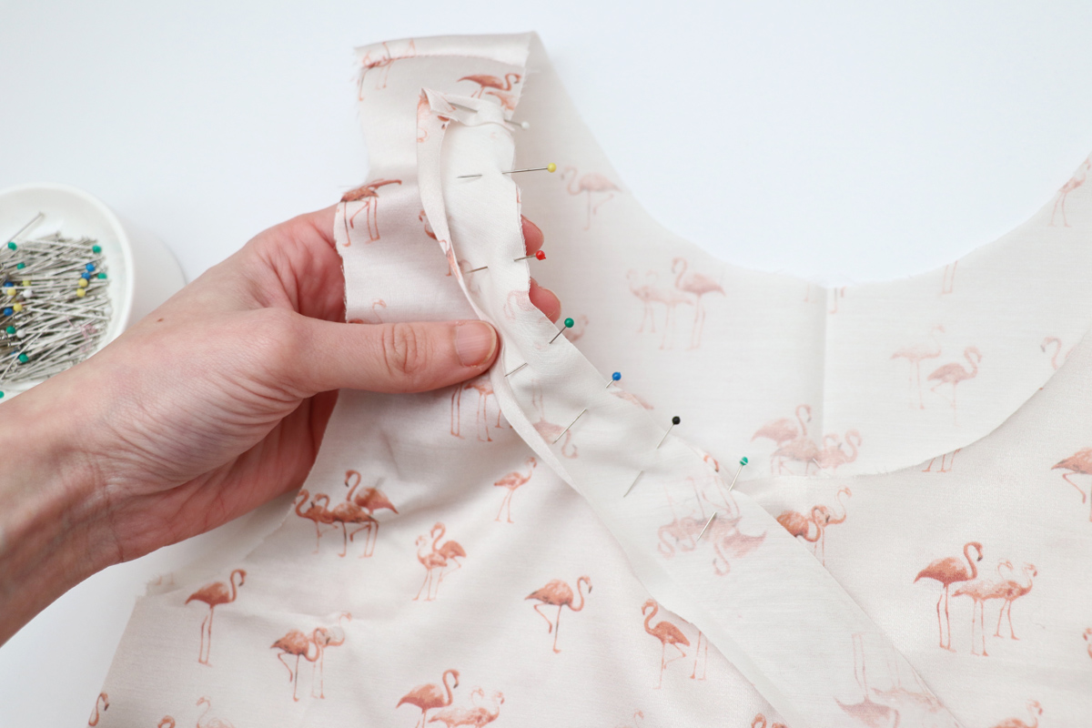 领口和领子的缝合方法,v领领口中间有三针平针缝合方法