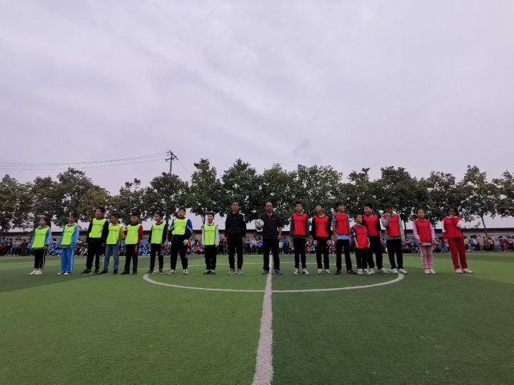 足球小将展风采——渭丰中心学校校园足球联赛拉开帷幕