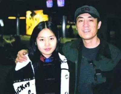 张艺谋长女张末，二嫁外国人后灰溜溜回国，与巩俐达成和解？