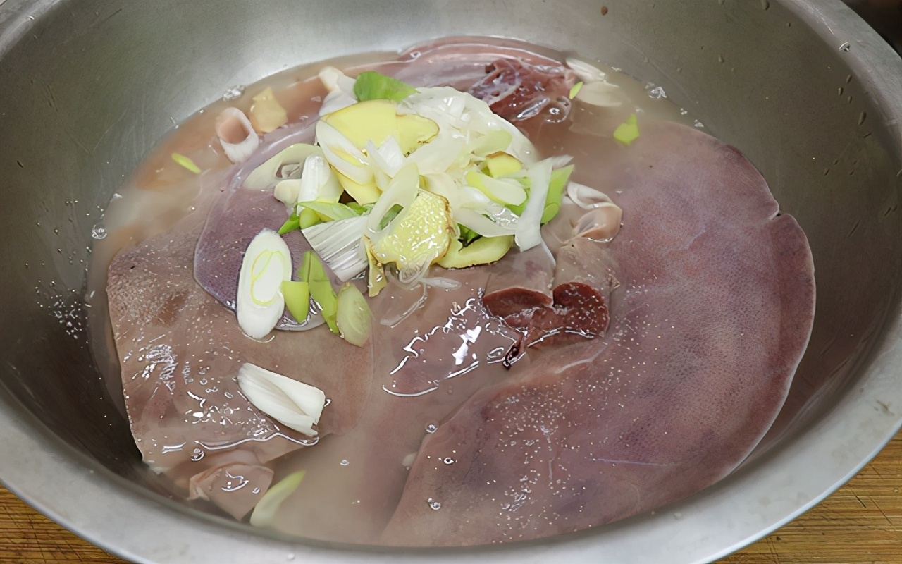 猪肝好吃但难卤,不要直接下锅,记住2个小技巧,鲜嫩不老无腥味