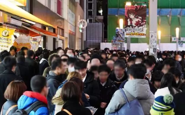 宅男们的福利，五等分的新娘举办情人节活动，蛋糕想带回去纪念