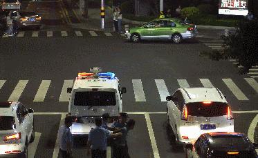 出尽洋相！珠海一奇葩男子躺马路中间睡大觉！过往司机提心吊胆！