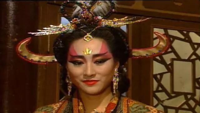 还记得28年前这部白天变成石像，晚上变成蝙蝠的古装玄幻剧吗？