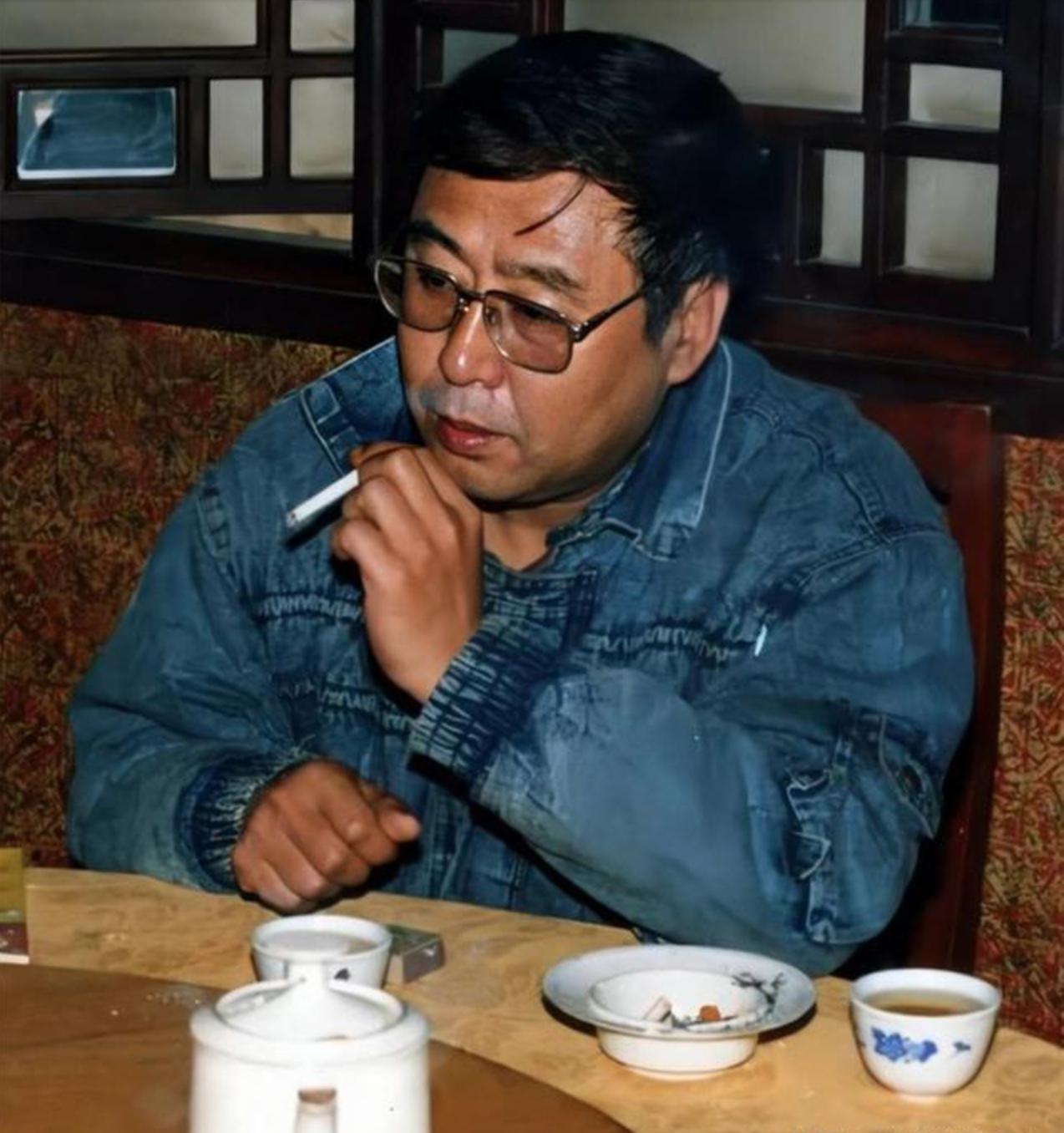 路遥谈贾平凹哭了,贾平凹评价路遥经济困难