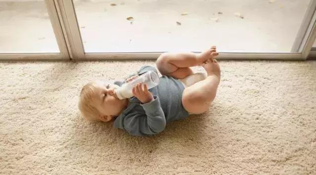 胸小哺乳是不是没有奶,胸小没有奶还能喝吗