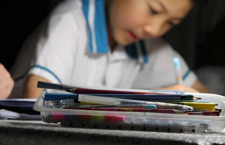 孩子写作业拖拉磨蹭家长生气,小孩写作业拖拖拉拉又喜欢哭