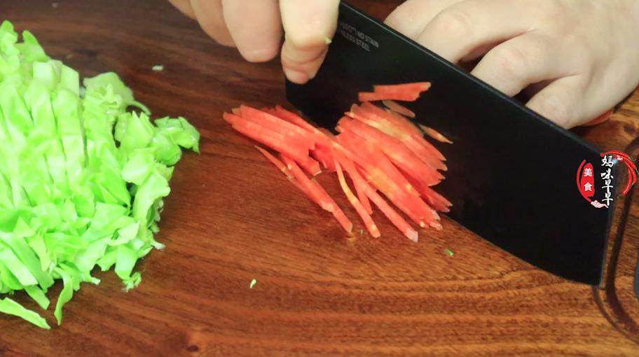 干米粉冷水泡发技巧,湿米粉怎么炒好吃不碎不粘锅