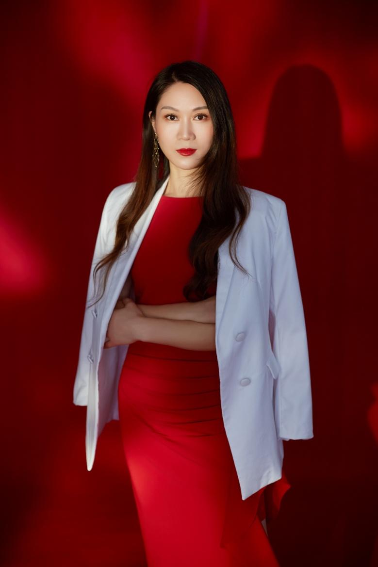 永嘉县楠江中学*党**员董晓燕演唱“永不缺席”，向抗疫英雄致敬