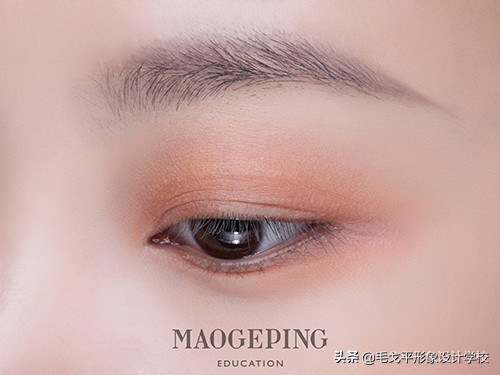 白色眼线日系温柔猫眼妆,日系眼妆入门搭配什么眼影