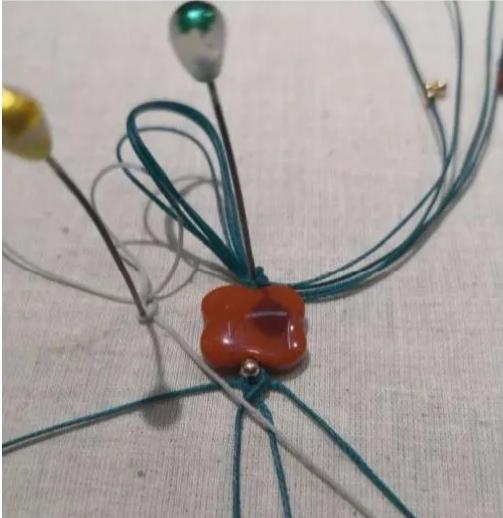 小孔转运珠编绳手链教程,2个珠子的小挂坠