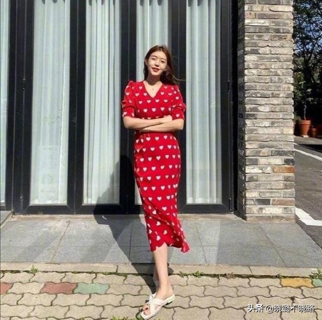 碎花裙如何穿得惊艳好看,今夏不正经的碎花裙穿搭真迷人