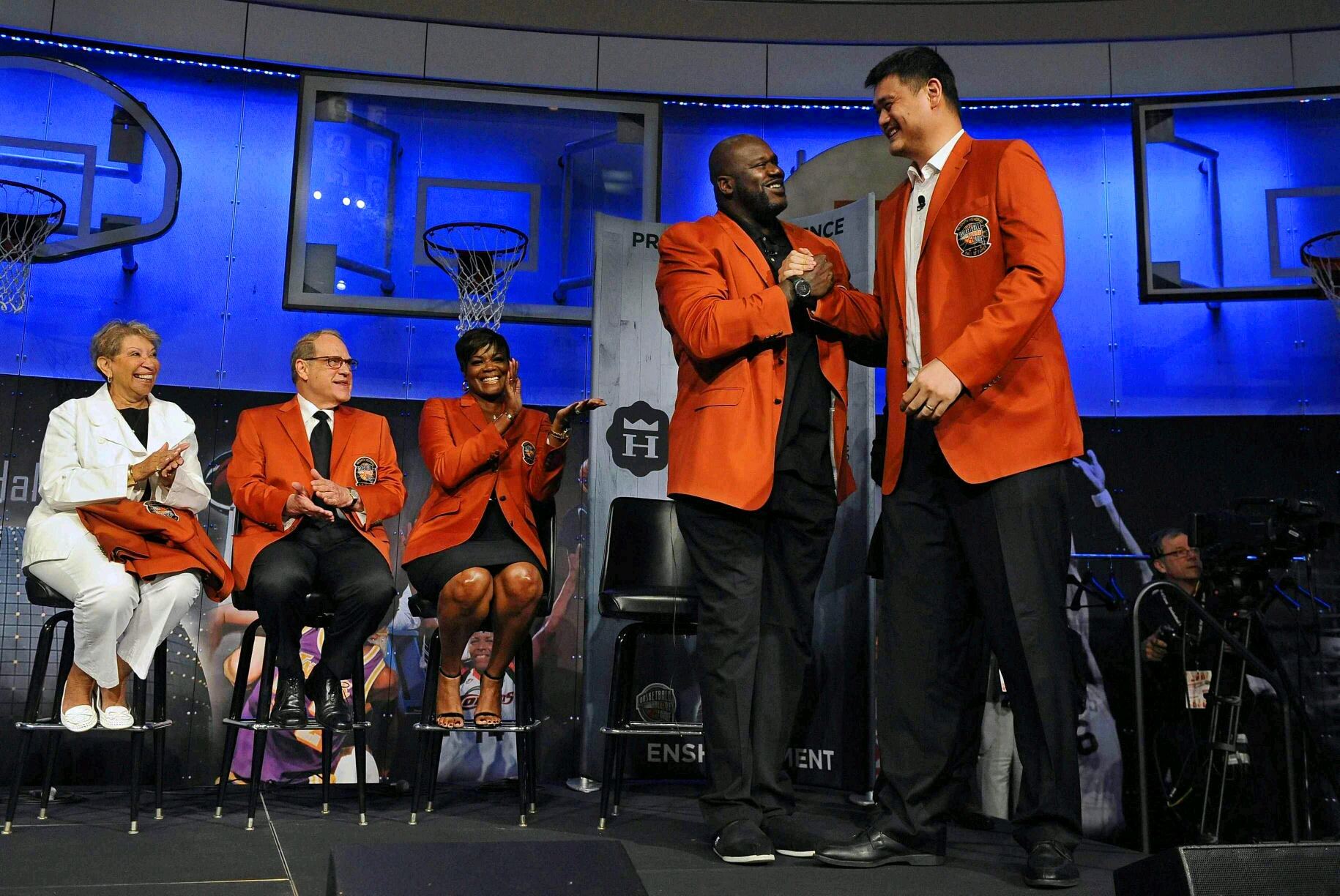 姚明采访谈自己的孩子,姚明对女儿展示篮球