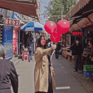 向对面出租屋射了一箭:80后妈妈王莹在城中村的实验艺术