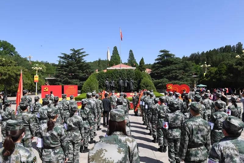 这个外国人，凭什么感动中国？踏上他走过的路就明白了