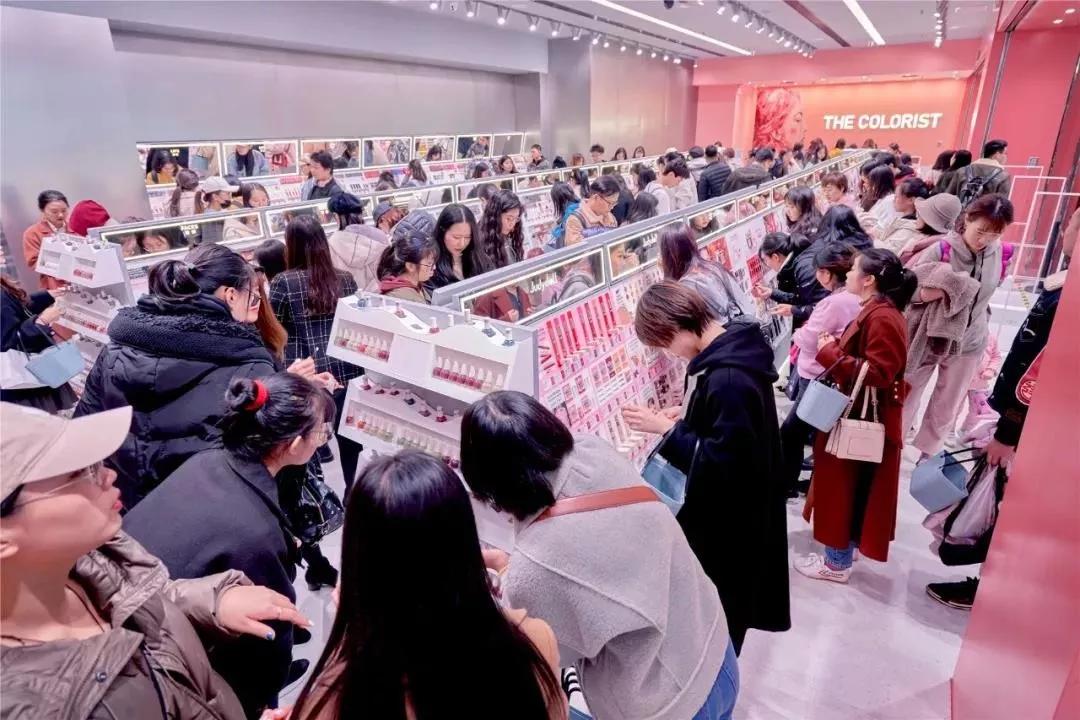 店播+快时尚+网红场景=业绩20万/店/天“调色师”这么玩不火才怪