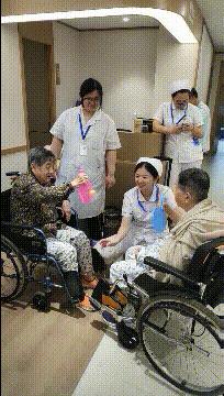 搞笑gif段子兄弟你把我吓到了,搞笑gif段子实在是猝不及防啊