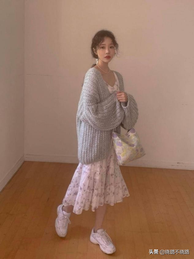 碎花裙如何穿得惊艳好看,今夏不正经的碎花裙穿搭真迷人