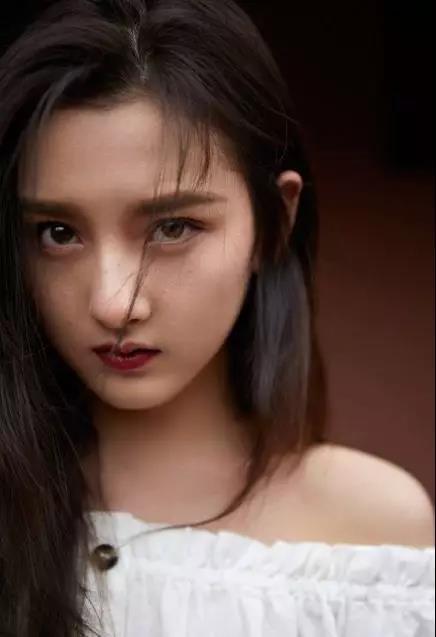 酷像张柏芝的童星被杨祐宁“捏脸”,网友:其他童星为何成这样?