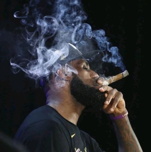 詹姆斯拿到总冠军后抽雪茄,勒布朗詹姆斯总冠军抽雪茄