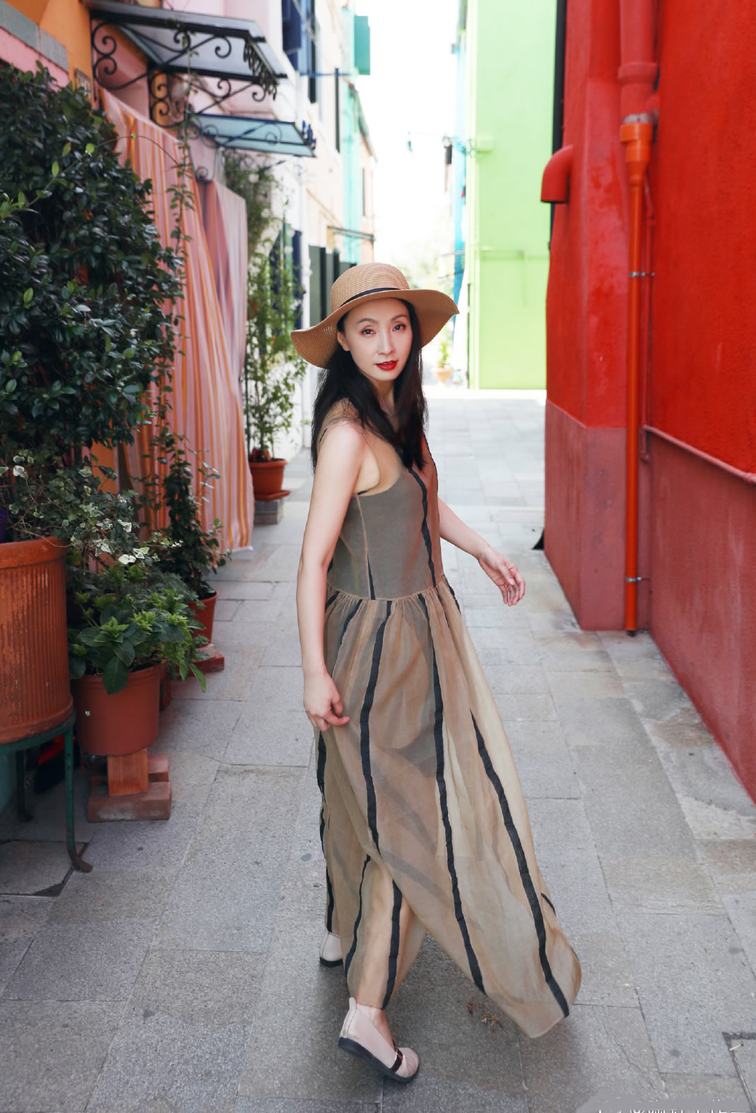 陶虹录节目，红色宽松上衣配驼色阔腿裤，时而像贵妇，时而像农妇