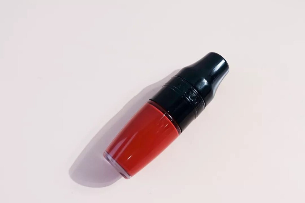 唇釉脱色又沾杯？8支当红唇釉大比拼哪支最防沾杯