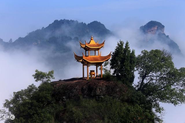 故事：众人感觉风言山的气息与往日不同，才发现他的伤很严重