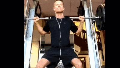 小哥挑战负重跑,负重深蹲杠铃100公斤挑战赛