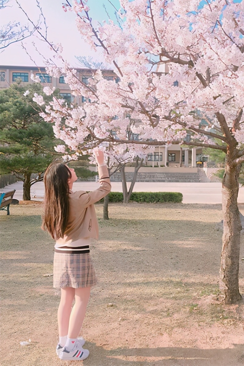 看韩国大学的校服日常,韩国学生看我们中国的校园校服