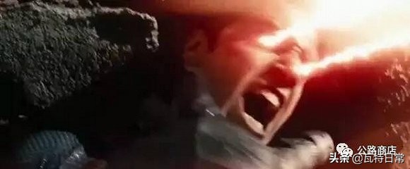 都别动！我掉了一只隐形眼镜