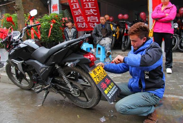 地方规定摩托车不能上高速合法吗,摩托车为啥不建议上高速呢