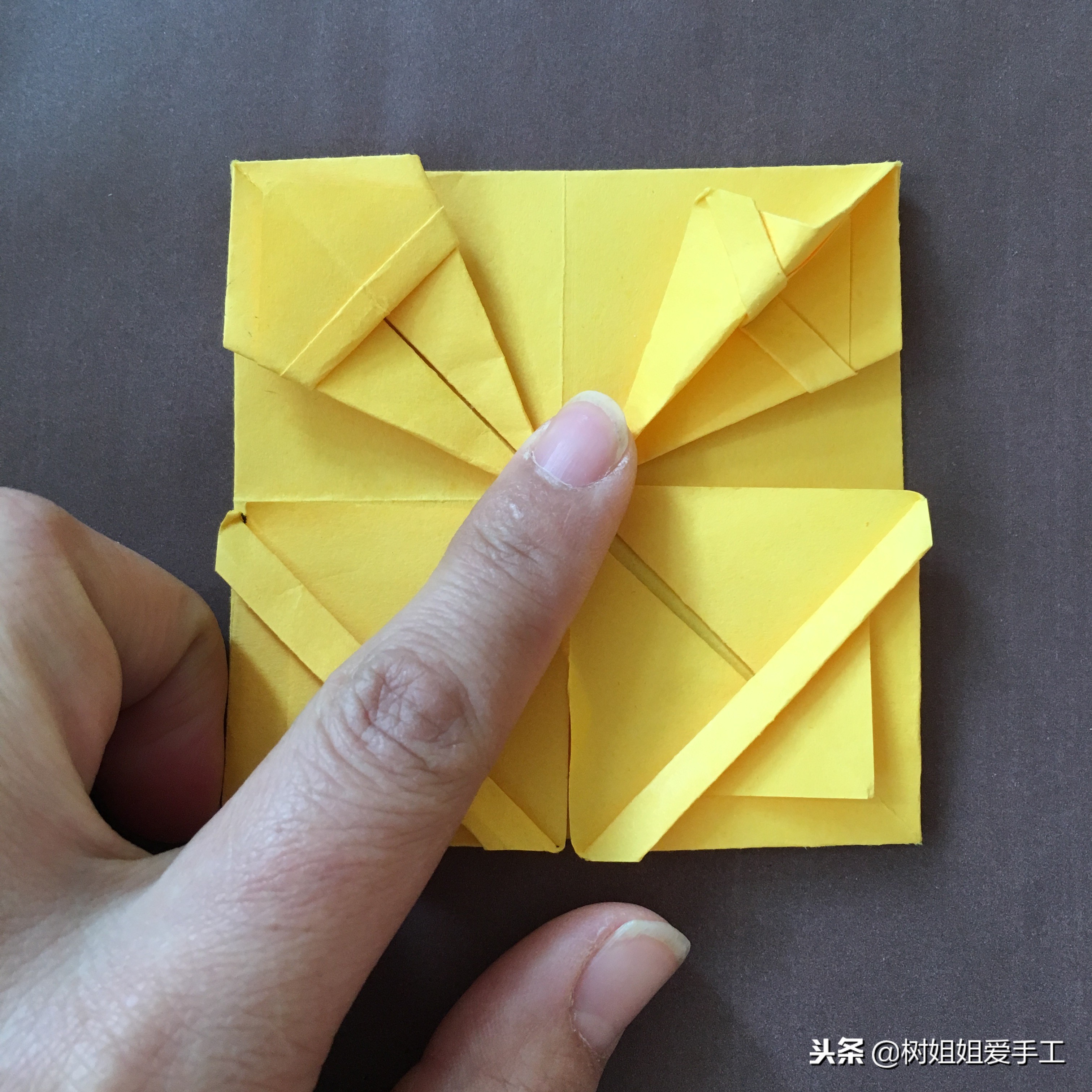 用正方形纸折小花篮,用一张纸折简单漂亮的花篮慢动作