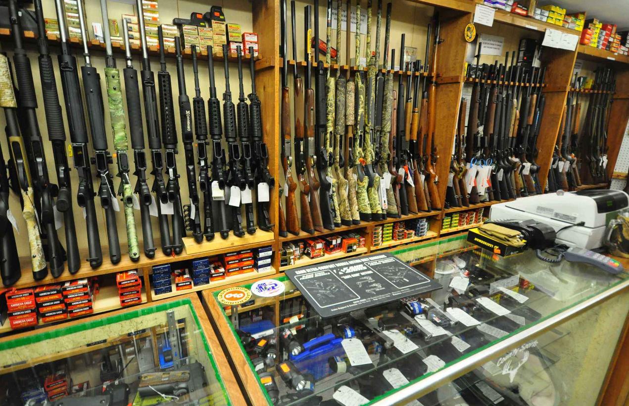 美国枪店门口排长队,美国枪店排队视频