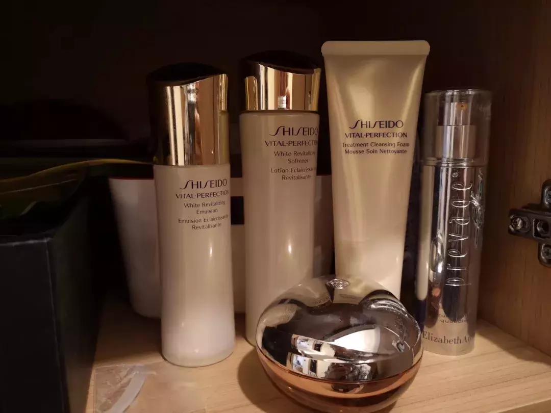 让我看看你的梳妆台吧，护肤品买大瓶+空瓶回购才是真爱