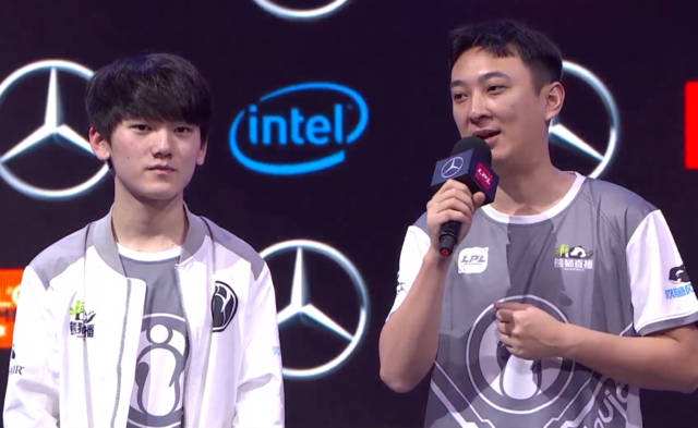 王思聪吃口香糖颁奖抖音,王思聪领奖吃口香糖开开心心