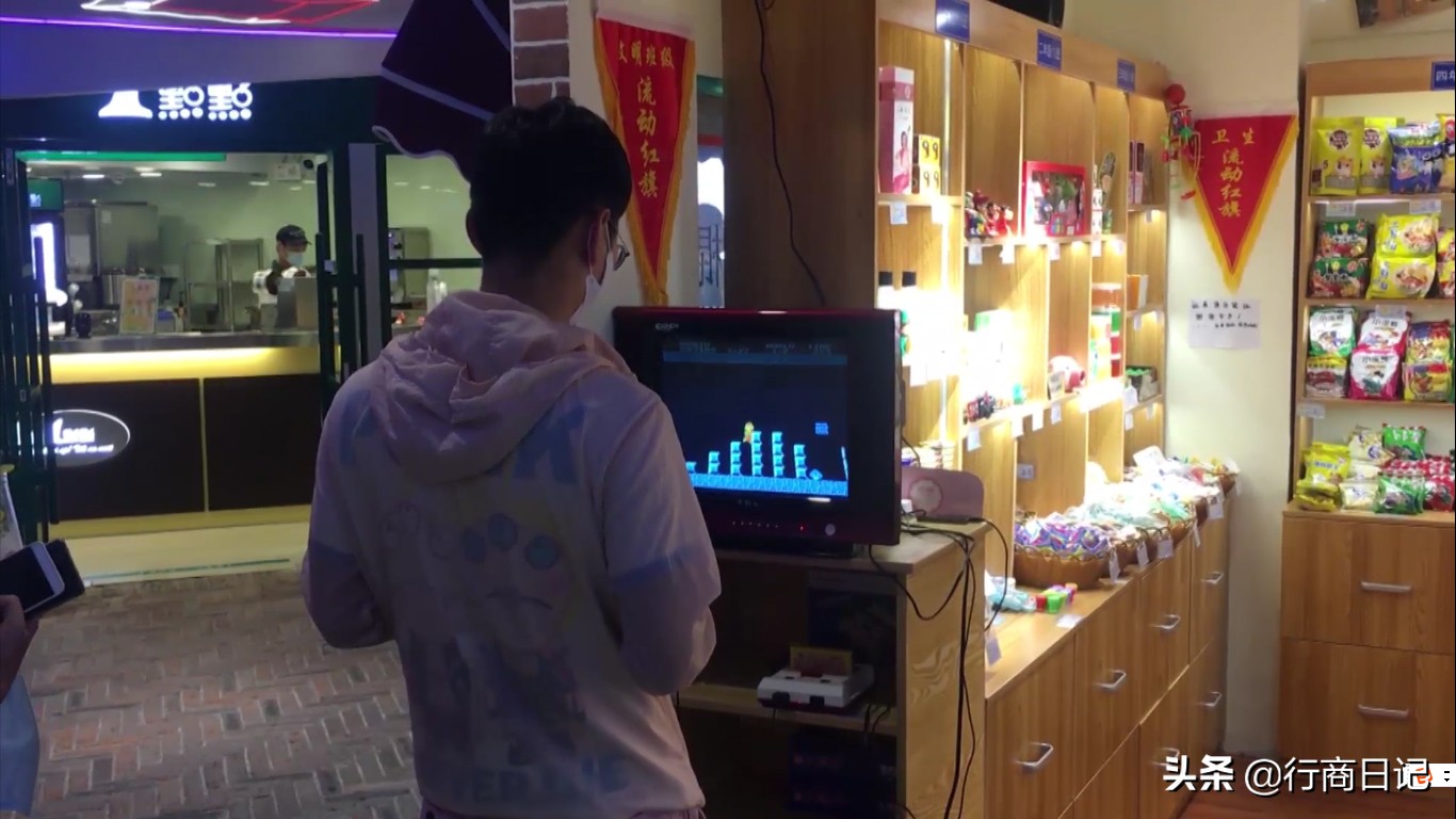 转一转:西单华威商场的潮铺街和约饭街,青春的味道