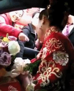 搞笑gif图妹子你太逗了,搞笑gif妹子你的衣服太前卫了